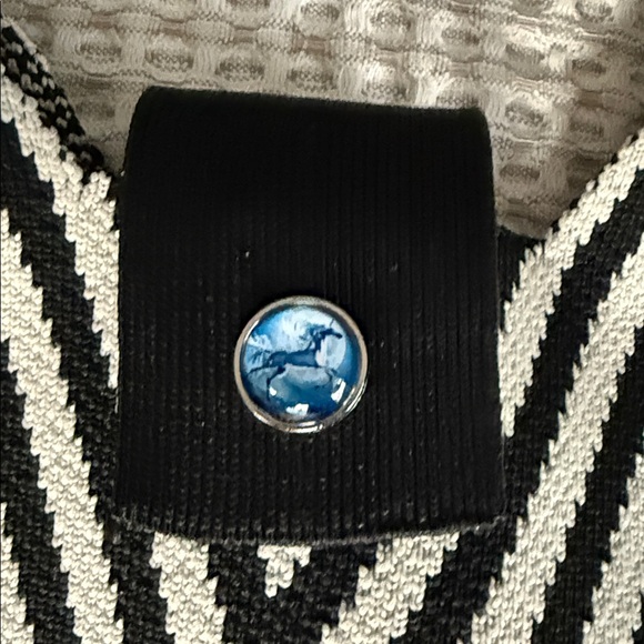 Very cute black and white handbag. - Picture 3 of 4